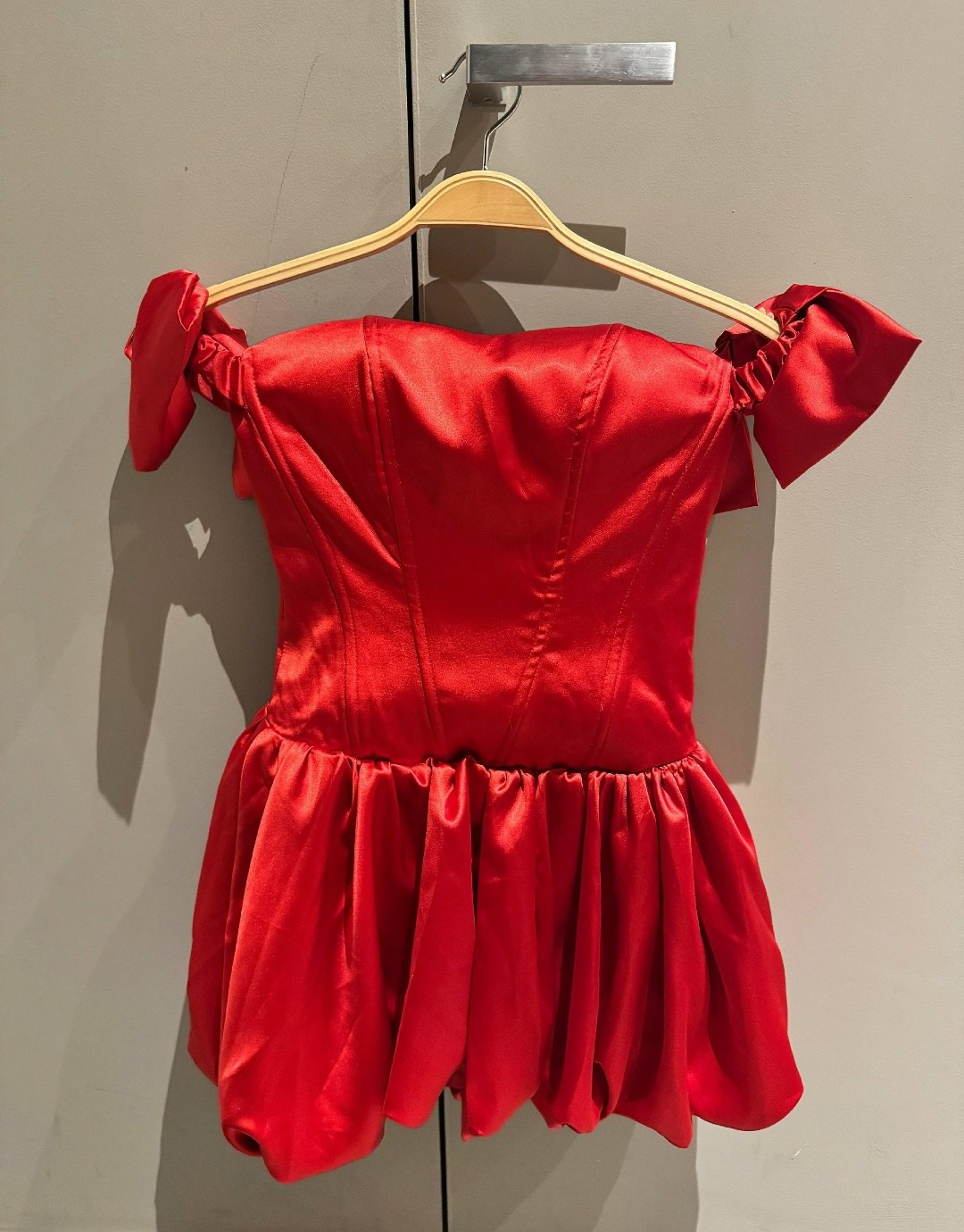 короткое красное платье,красная платья,атласное мини платье,короткое платье,платье с открытыми плечам