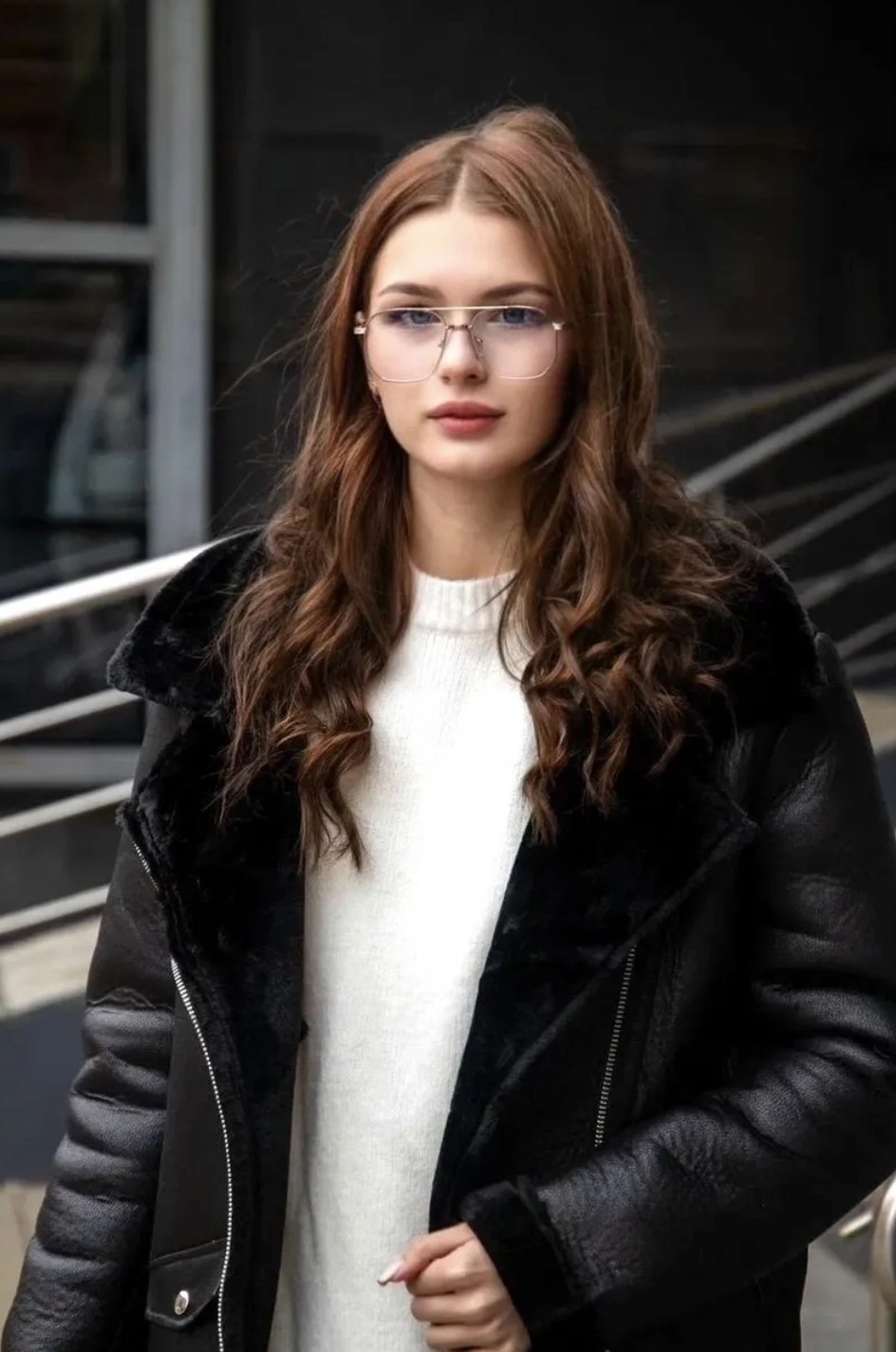 девушка,модные очки для зрения,стильные очки для зрения,дубленка авиатор женская,стильная дубленка женская