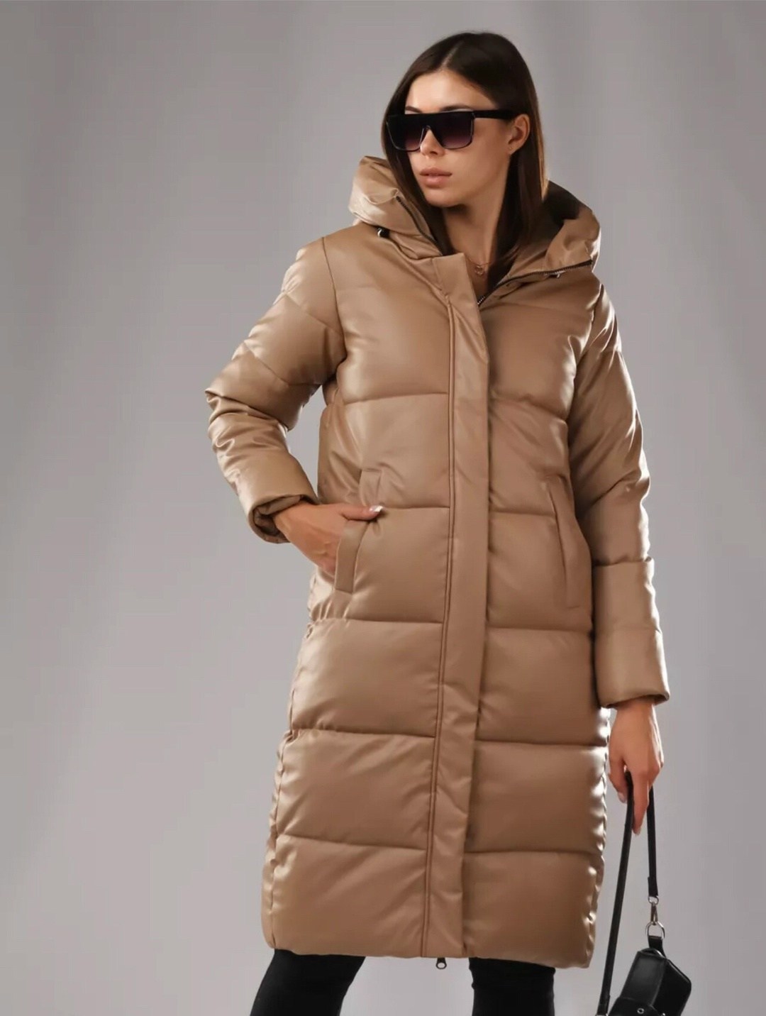 куртка зимняя длинная с капюшоном экокожа,стильные пуховики,пуховик из экокожи,женские пуховики,бежевый пуховик