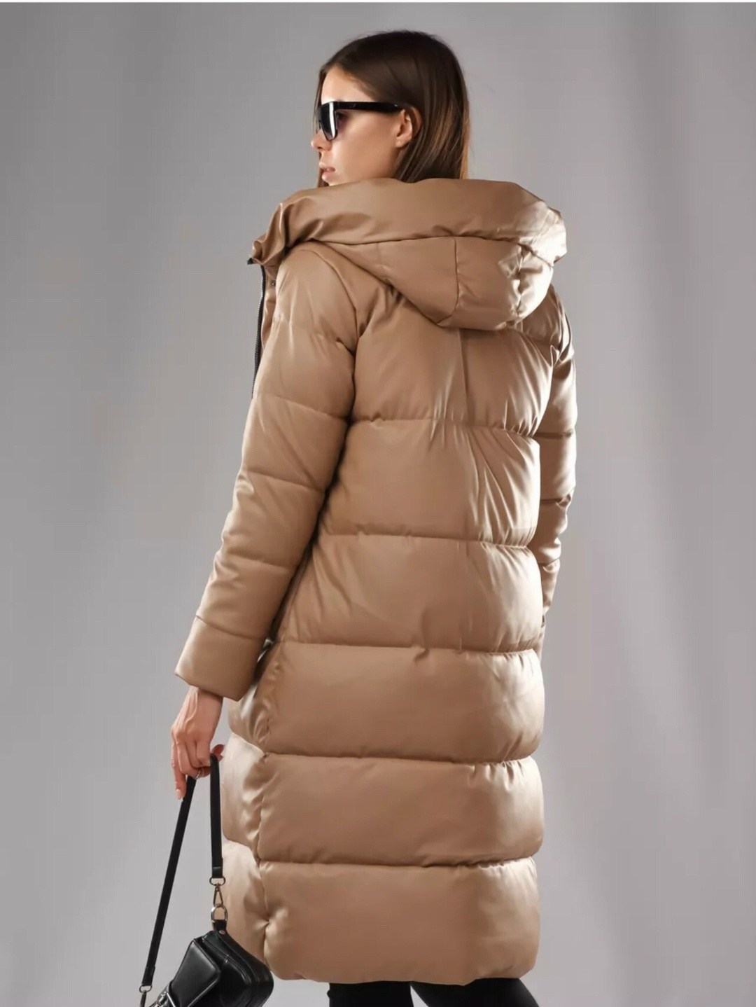 куртка зимняя длинная с капюшоном экокожа,стильные пуховики,пуховик из экокожи,женские пуховики,бежевый пуховик