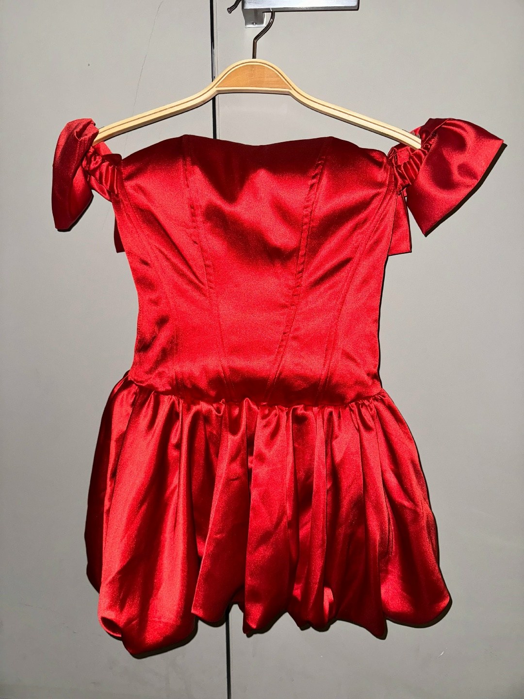 короткое красное платье,красная платья,атласное мини платье,короткое платье,платье с открытыми плечам