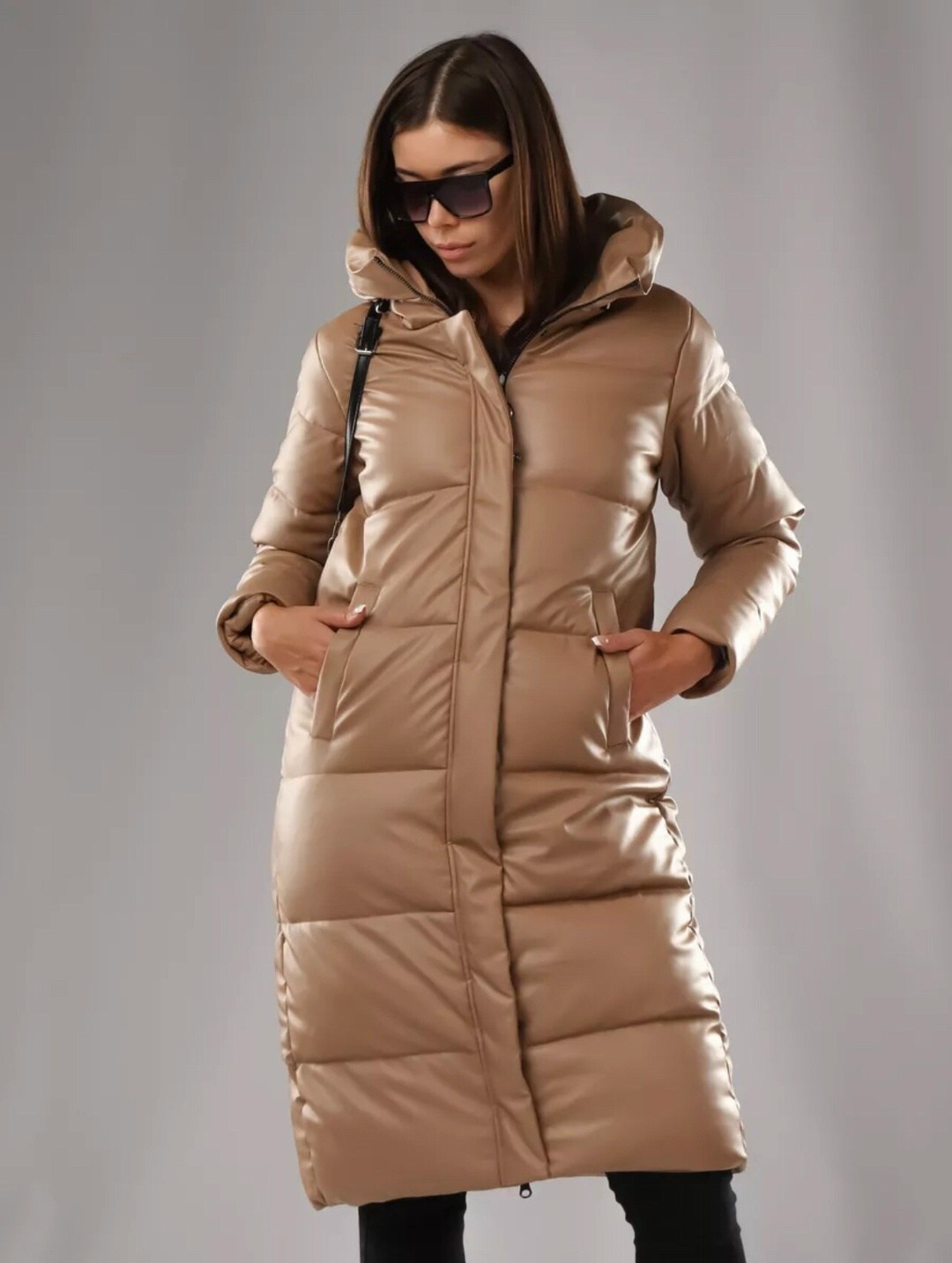 куртка зимняя длинная с капюшоном экокожа,стильные пуховики,пуховик из экокожи,женские пуховики,бежевый пуховик