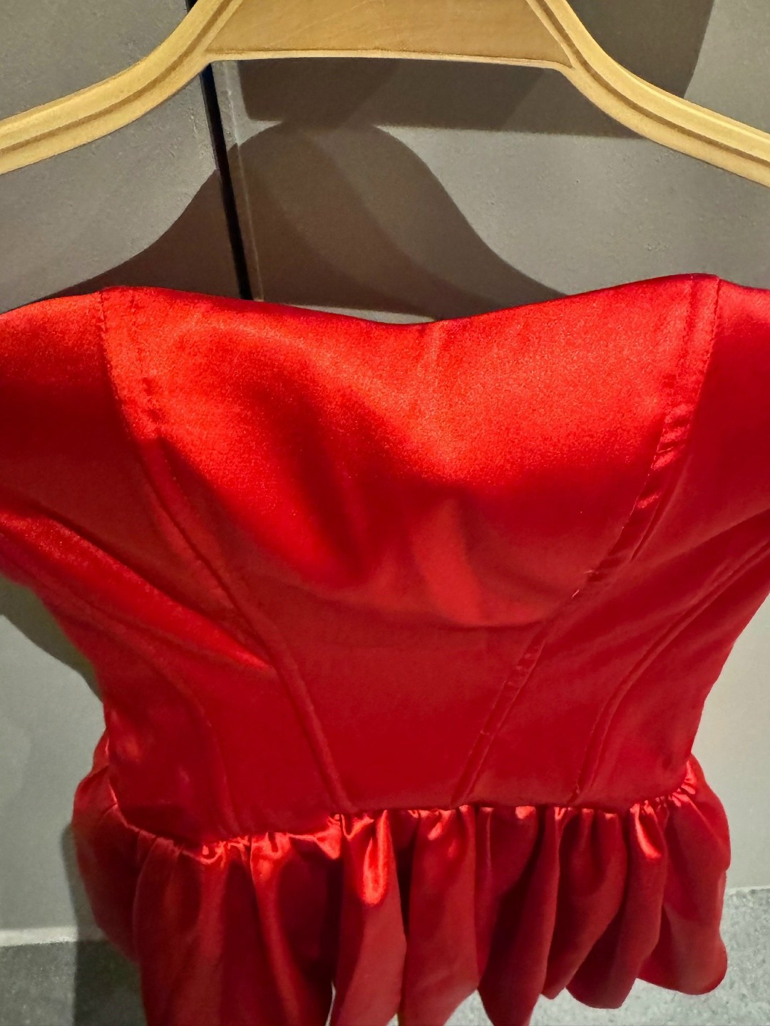 короткое красное платье,красная платья,атласное мини платье,короткое платье,платье с открытыми плечам