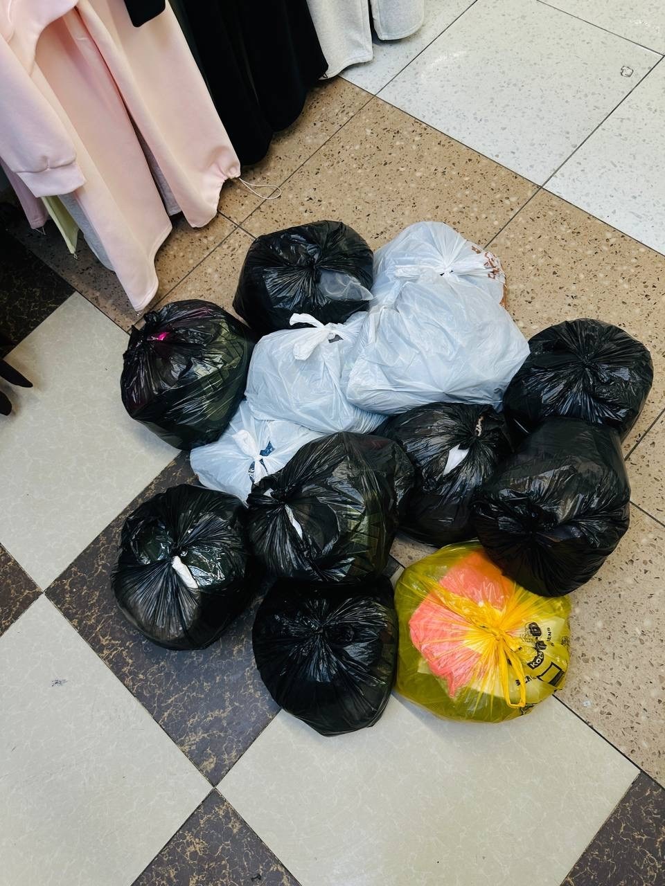 мусорный пакет,пакет с одеждой,мешок одежды,пакет для мусора,в пакете