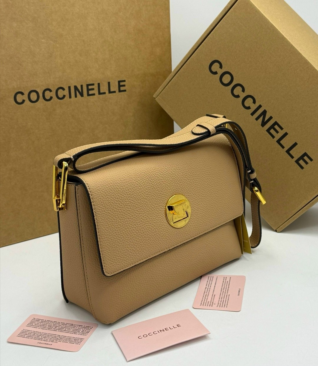 женская сумка coccinelle,сумки coccinelle,сумка через плечо coccinelle,кожаная сумка сэтчел liya coccinelle,coccinelle сумка на плечо