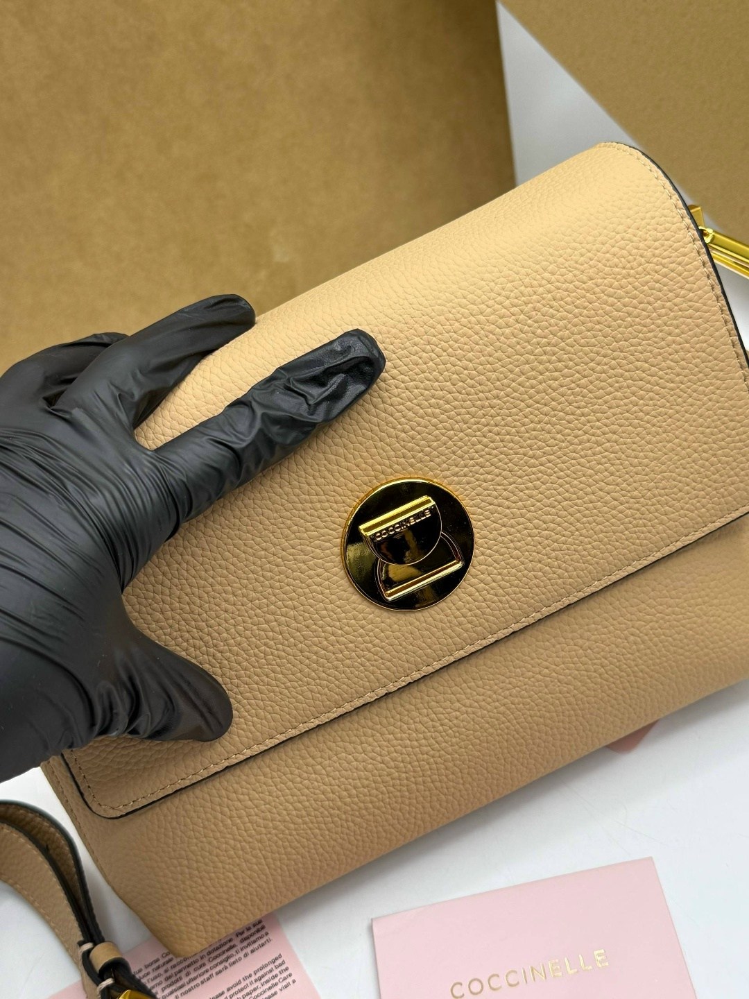 женская сумка coccinelle,сумки coccinelle,сумка через плечо coccinelle,кожаная сумка сэтчел liya coccinelle,coccinelle сумка на плечо