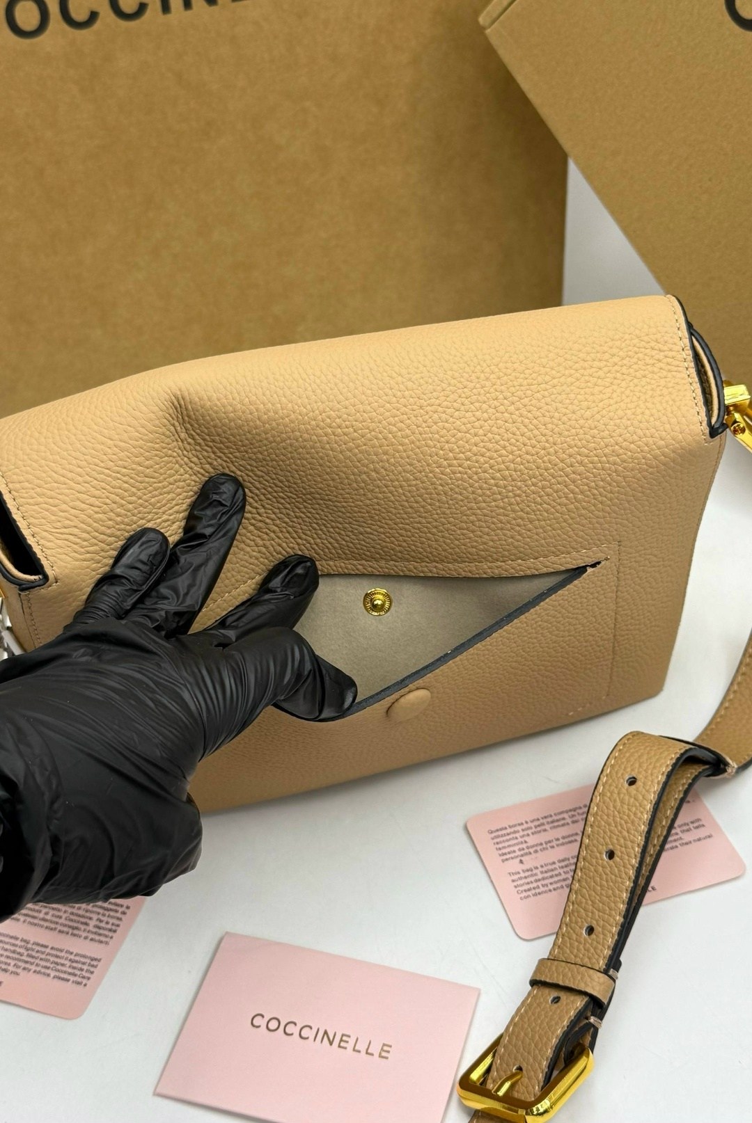 женская сумка coccinelle,сумки coccinelle,сумка через плечо coccinelle,кожаная сумка сэтчел liya coccinelle,coccinelle сумка на плечо