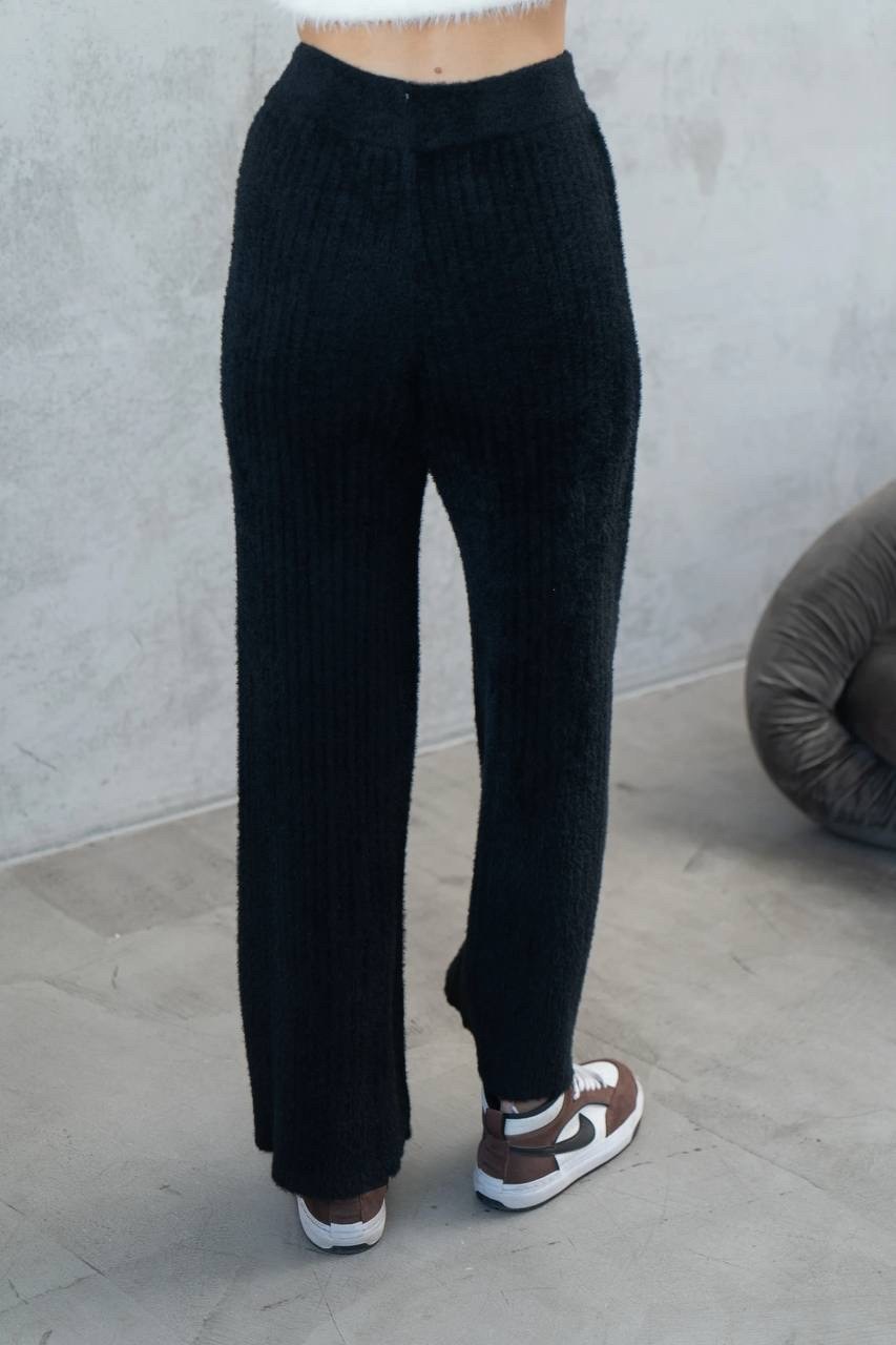 стильные костюмы,брючный костюм с перьями,костюм в пижамном стиле с перьями,пижама с перьями,костюм с перьями