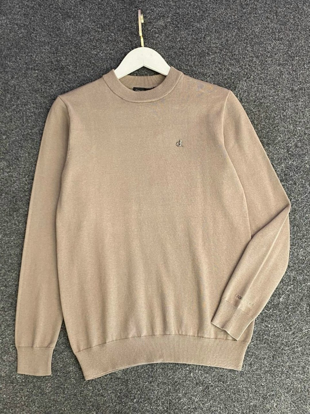 модные свитера,свитер,бежевый свитер,свитер с вышивкой,трикотажный свитер