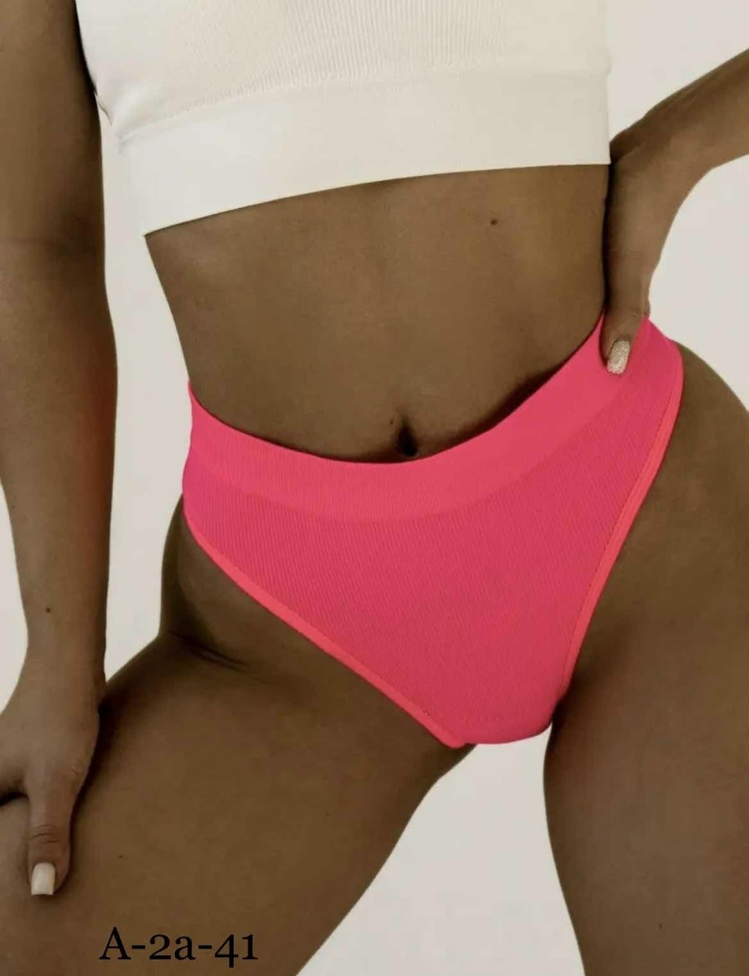 в салатовых стрингах,женские трусы стринги,стринги бесшовные,трусы для женщин,салатовые стринги