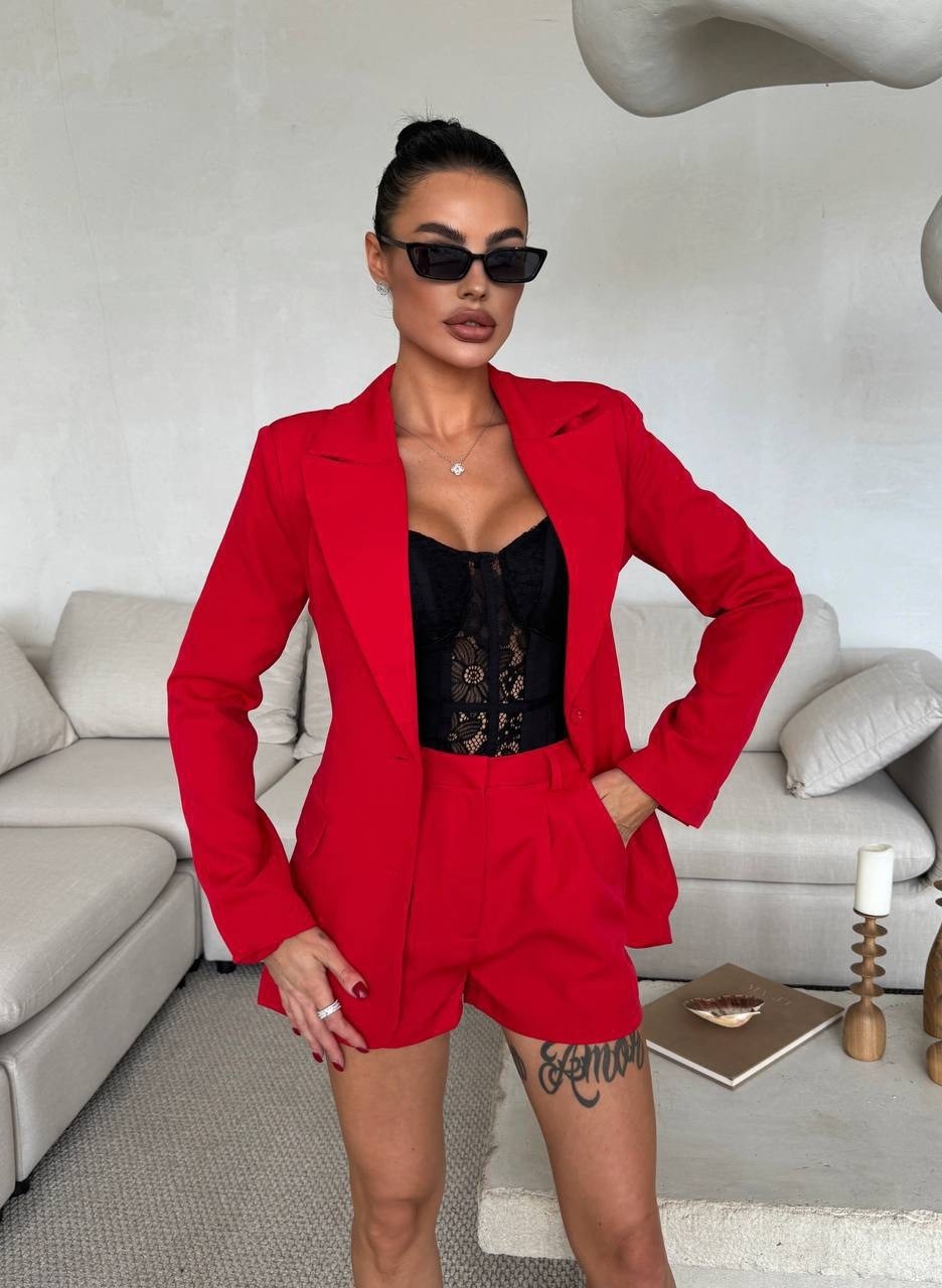 модные костюмы,женский костюм с шортами,женские костюмы,костюм шорты и пиджак,красный костюм женский