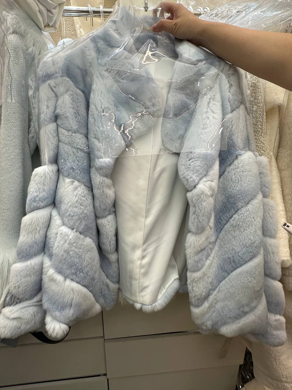 женская шуба из натурального меха кролика рекс,шуба из кроличьего меха,шубы из натурального меха,женская шуба из натурального кроличьего меха,белая шуба
