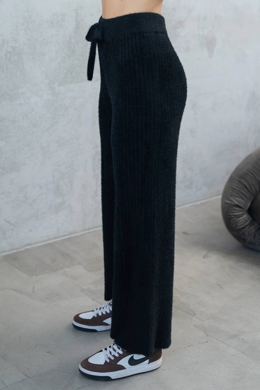 стильные костюмы,брючный костюм с перьями,костюм в пижамном стиле с перьями,пижама с перьями,костюм с перьями