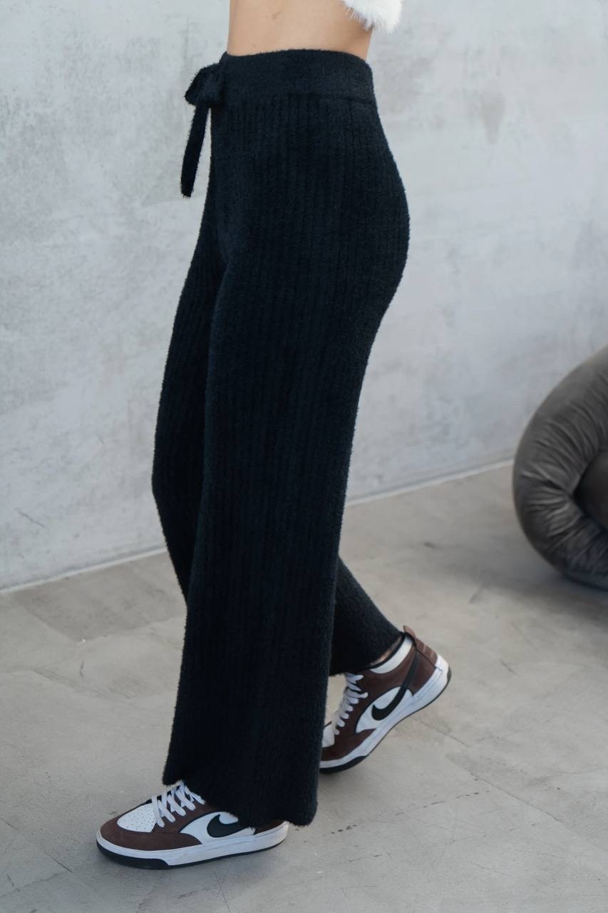 стильные костюмы,брючный костюм с перьями,костюм в пижамном стиле с перьями,пижама с перьями,костюм с перьями