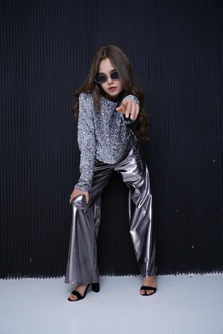 костюмы брючные,брюки серебряные,брюки блестящие,костюм для девочки брючный нарядный металлик,брючный костюм с пайетками