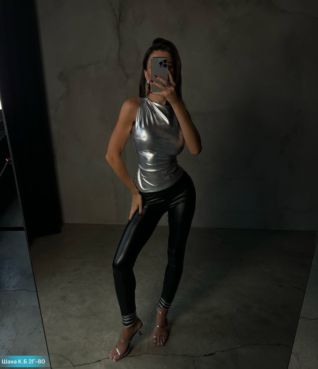 леггинсы кожаные,девушка в леггинсах,леггинсах,в кожаных леггинсах,сексуальные леггинсы