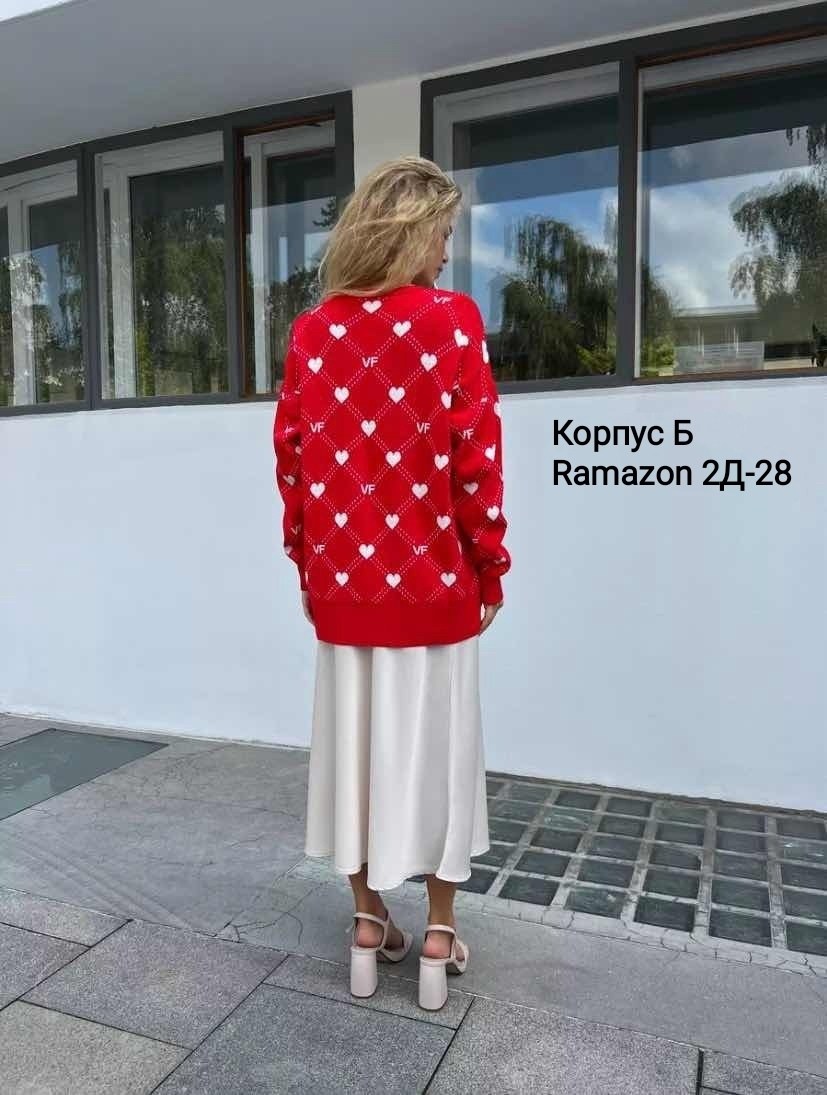 свитер с сердечками,свитер с принтом сердце,свитер с принтом сердечками,модные свитера,свитер с принтом