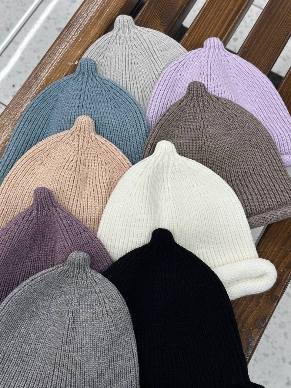 шапка белая,шапка вязаная,вязаная шапочка,шапка классическая,вязаная шапка женская