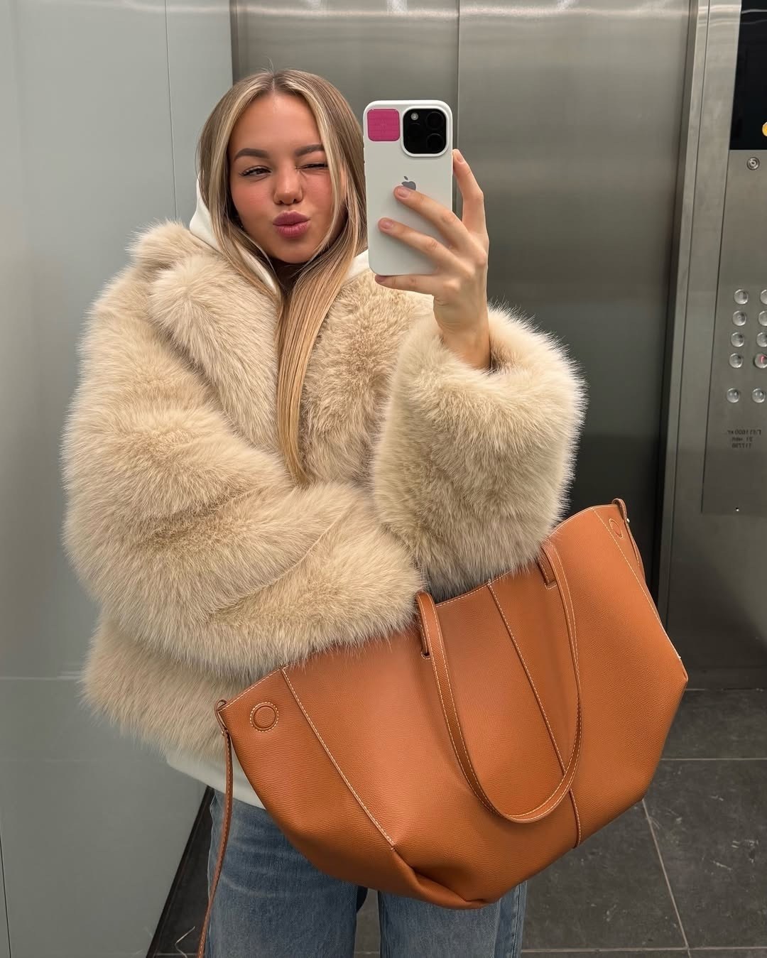 шуба искусственная,меховая куртка,женская шуба,шуба короткая,меховое пальто