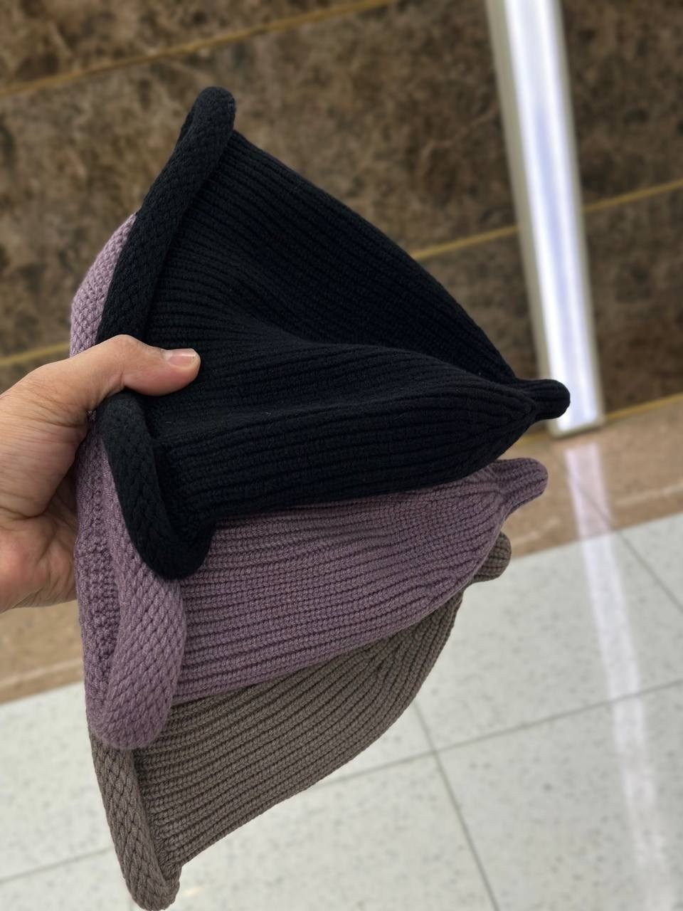 шапка белая,шапка вязаная,вязаная шапочка,шапка классическая,вязаная шапка женская