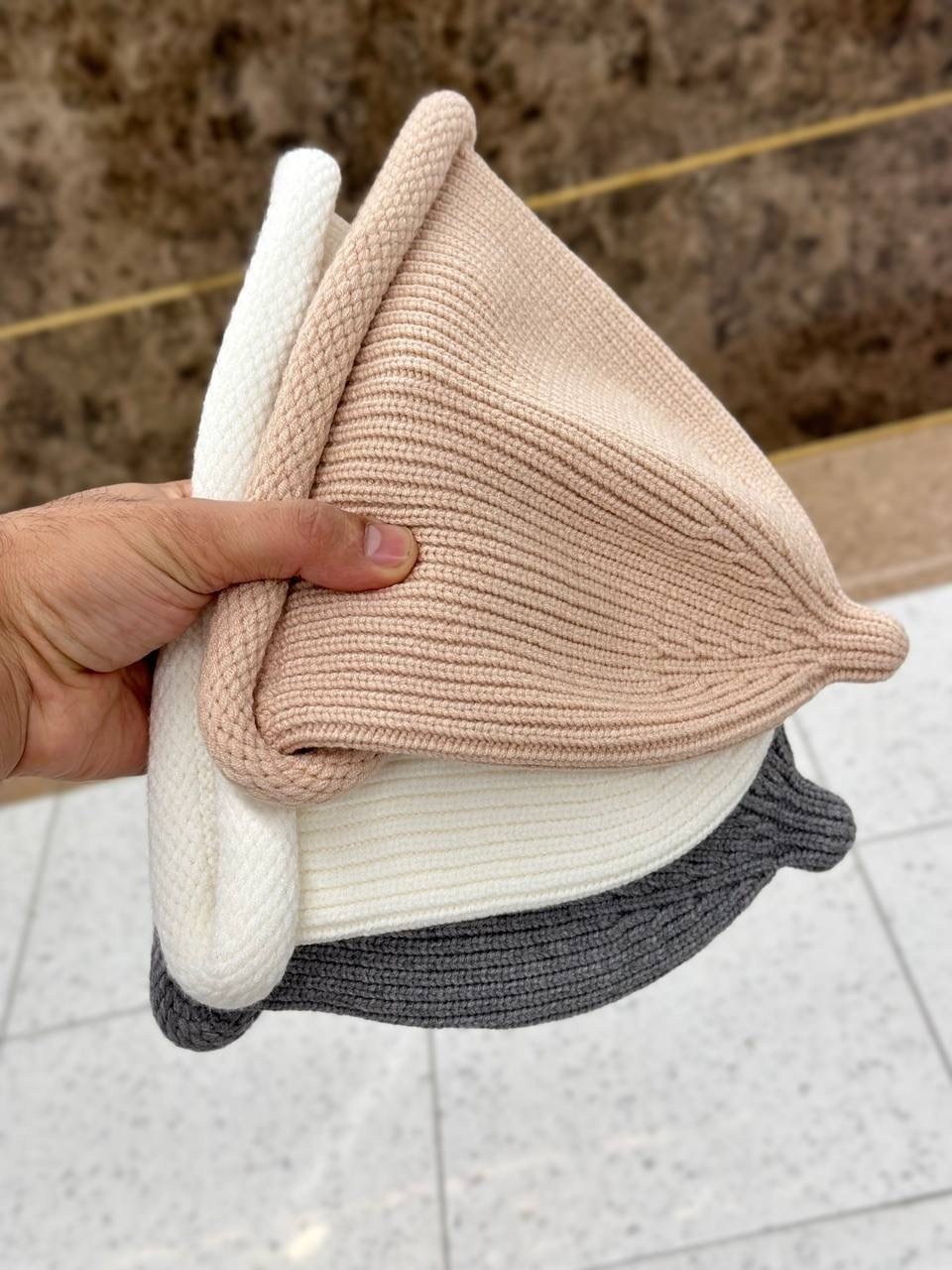 шапка белая,шапка вязаная,вязаная шапочка,шапка классическая,вязаная шапка женская