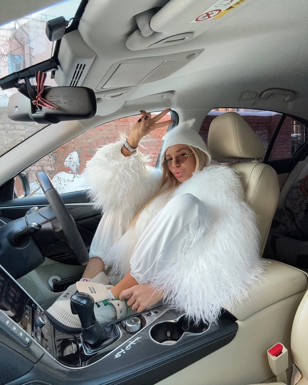 белая шуба,шуба искусственная,шуба из искусственного меха,шуба из ламы,шуба модная