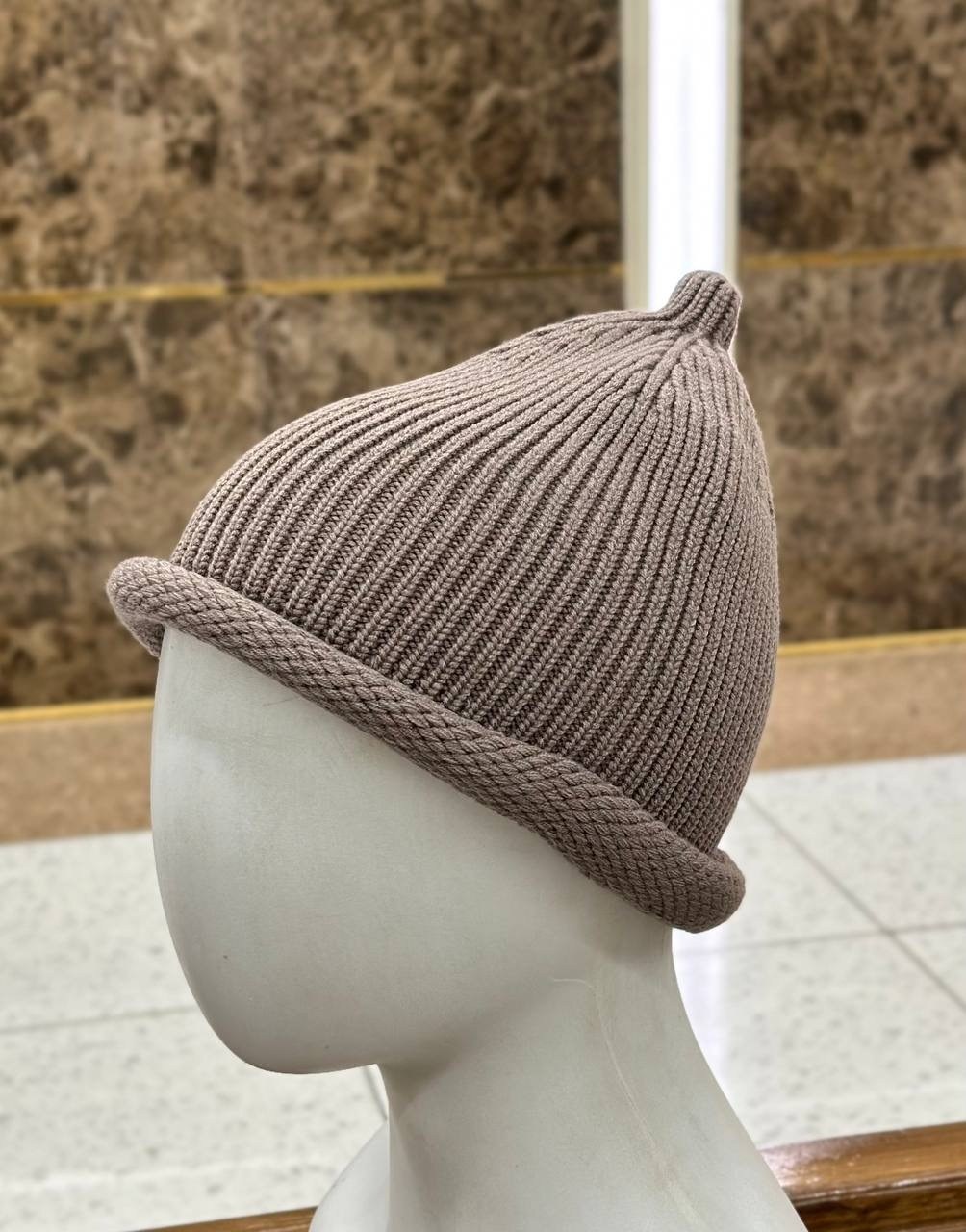 шапка белая,шапка вязаная,вязаная шапочка,шапка классическая,вязаная шапка женская