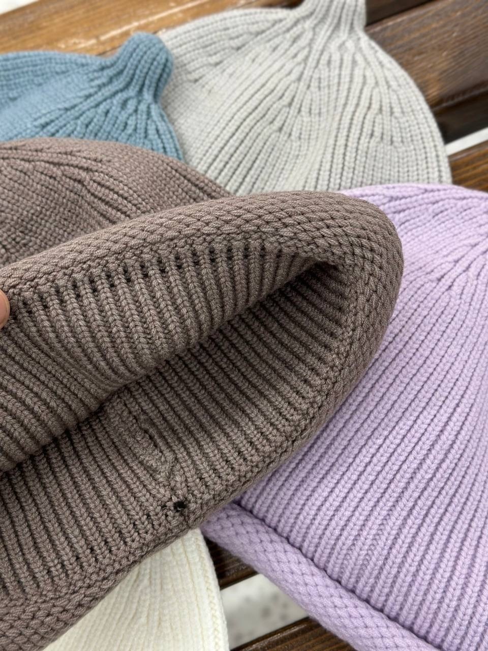 шапка белая,шапка вязаная,вязаная шапочка,шапка классическая,вязаная шапка женская