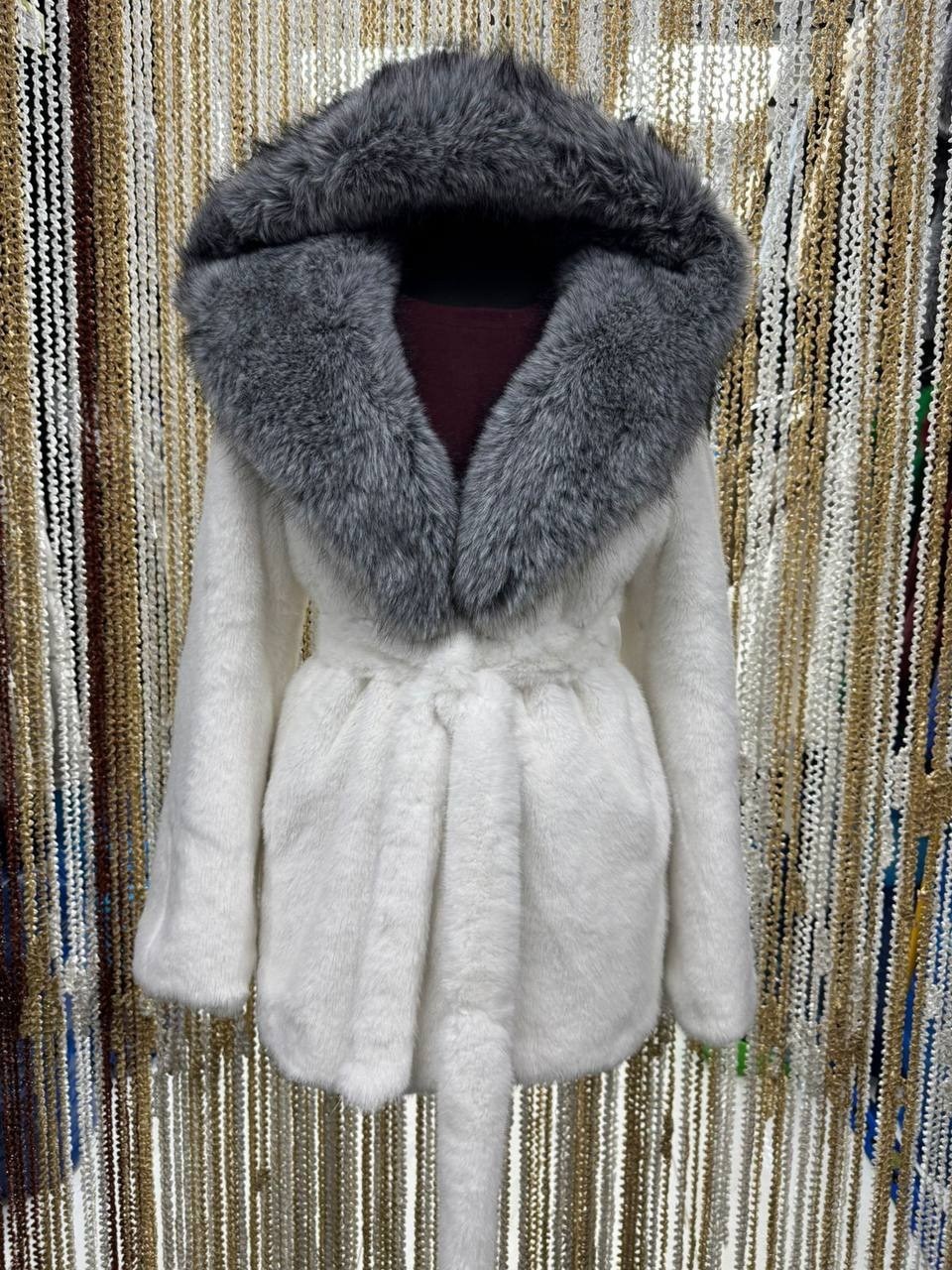 шубка,женская шуба,белая шуба,шуба с капюшоном,шуба из бобрика