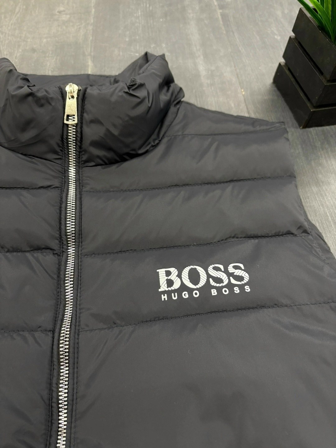 жилетка boss мужская,жилет boss,жилет boss жилет,жилетка хуго босс,утепленный жилет boss