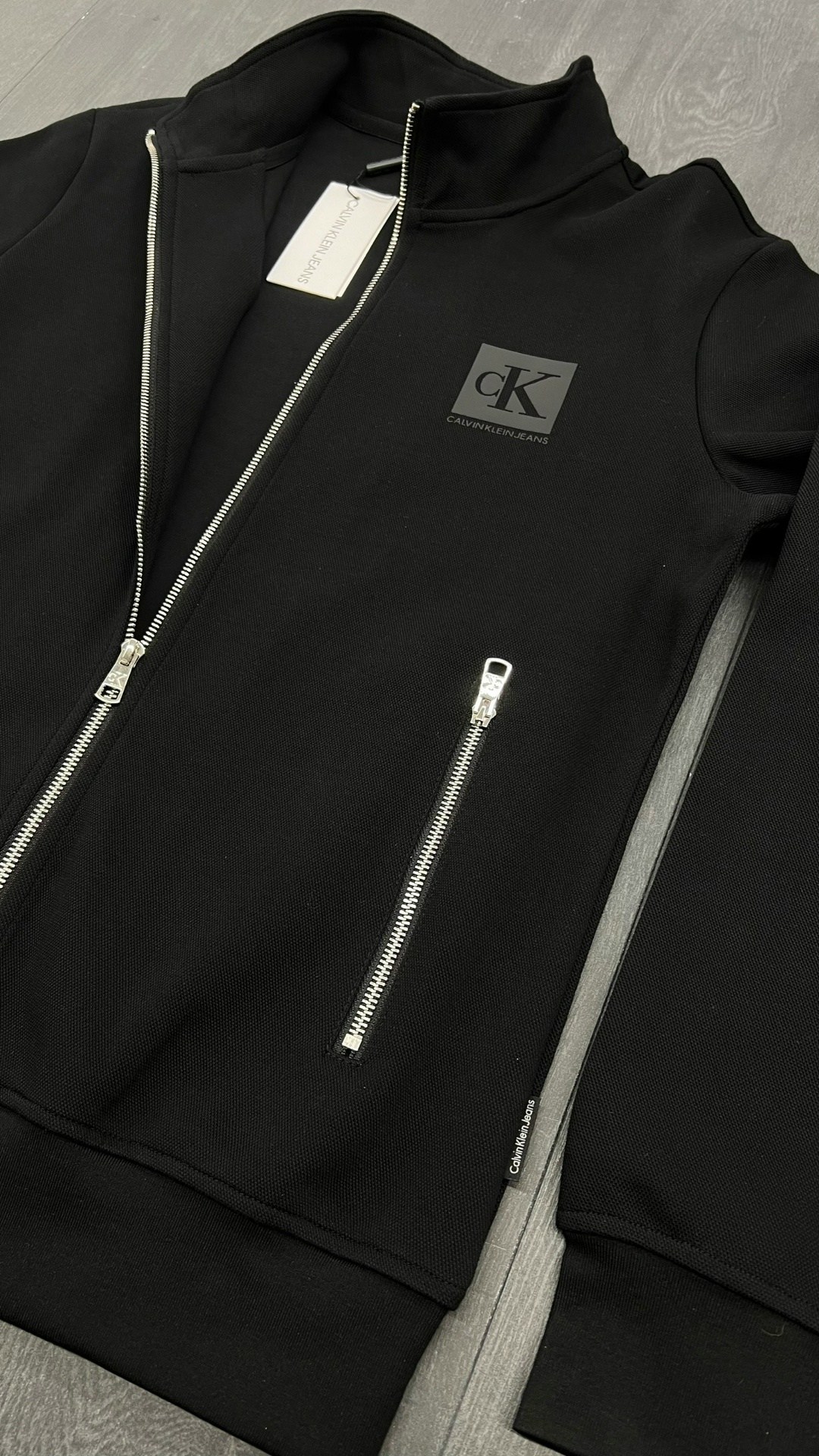 костюм спортивны calvin klein,спортивный костюм armani,мужские костюмы спортивные,костюм кельвин кляйн мужской,спортивные костюм