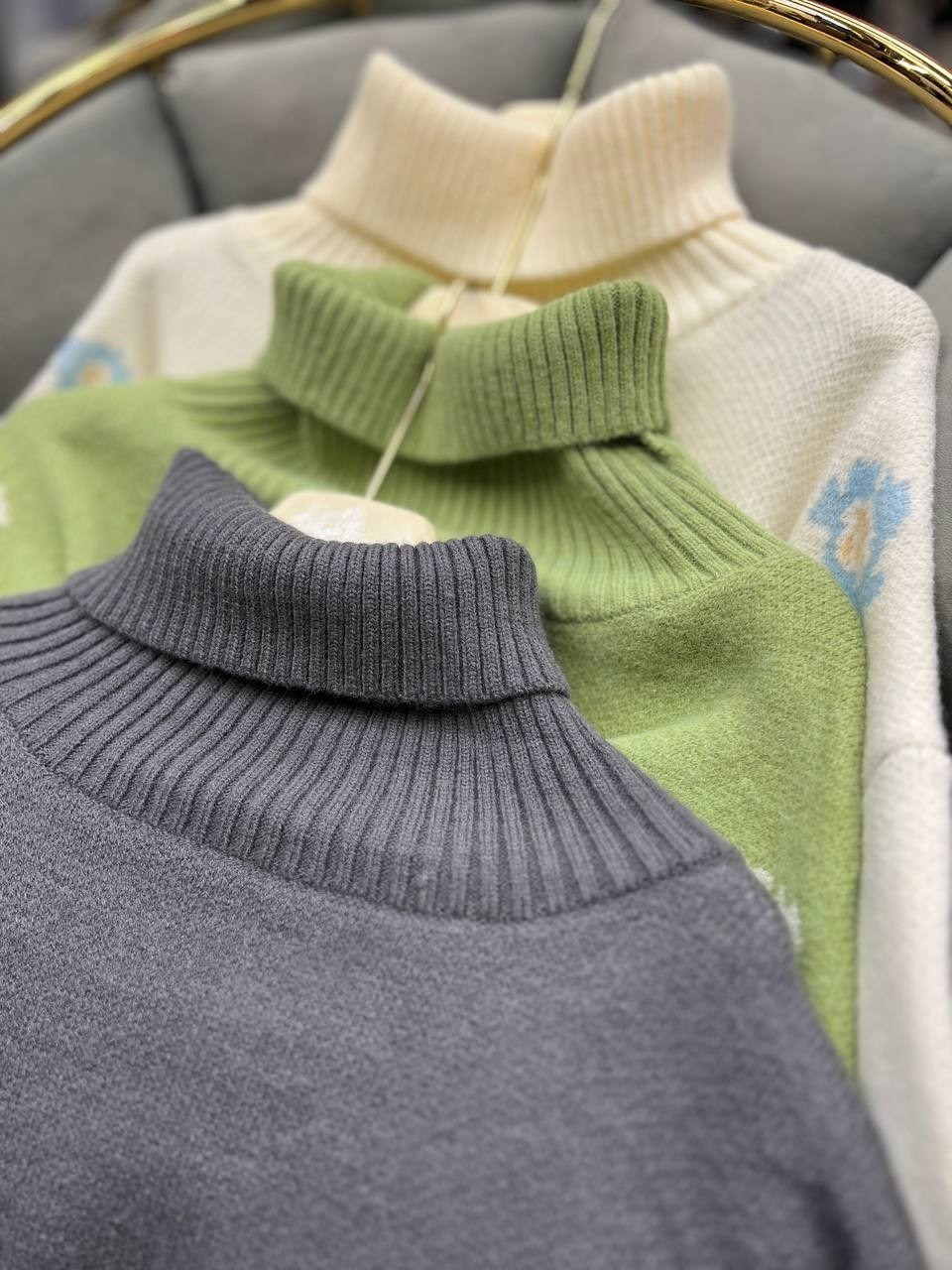 свитер с вышивкой,модные свитера,свитер,свитер с горлом,свитер с принтом