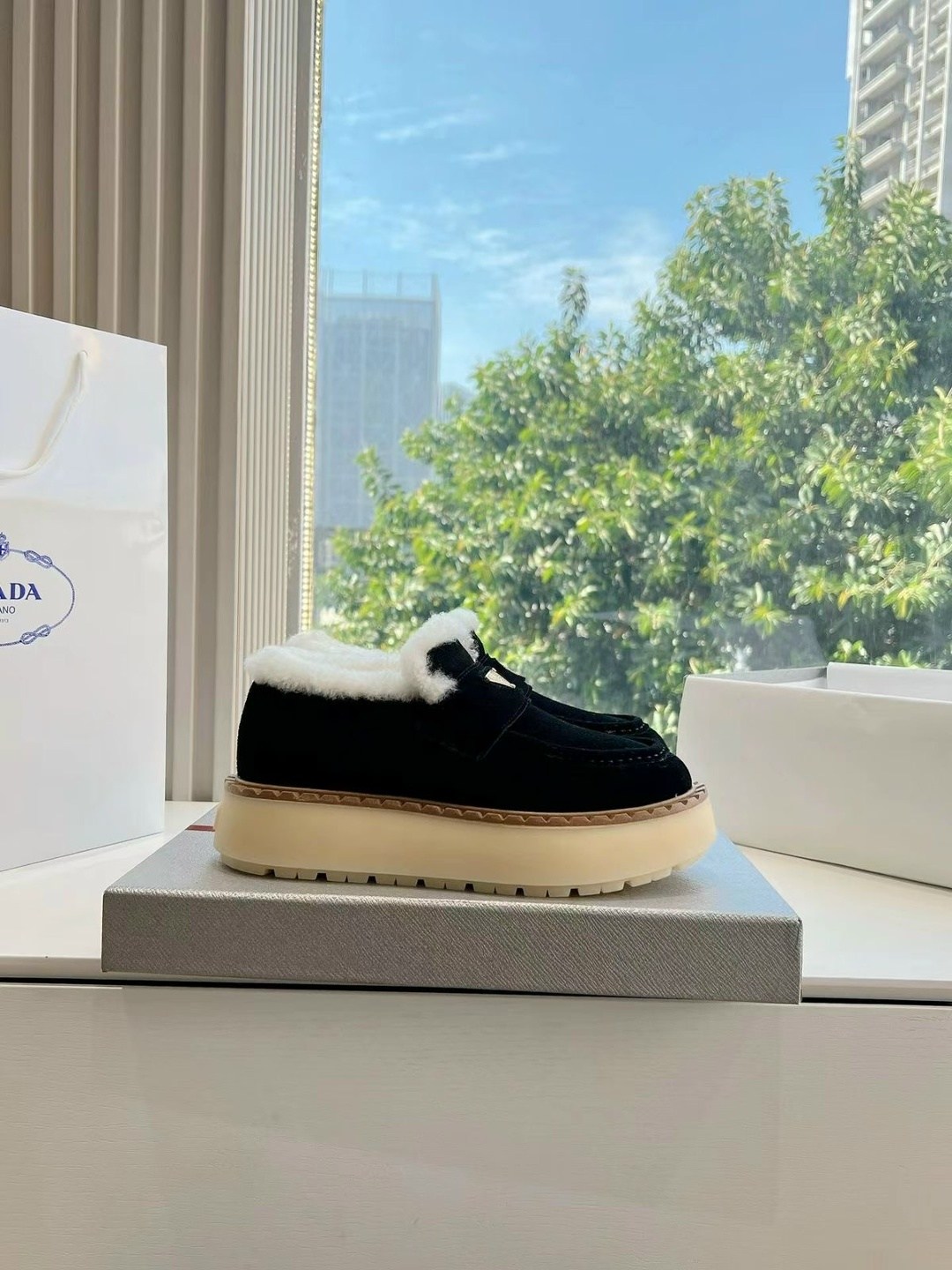 меховые лоферы,,лоферы prada suede,ботинки с мехом,женские меховые