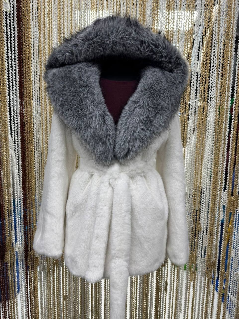 шубка,женская шуба,белая шуба,шуба с капюшоном,шуба из бобрика