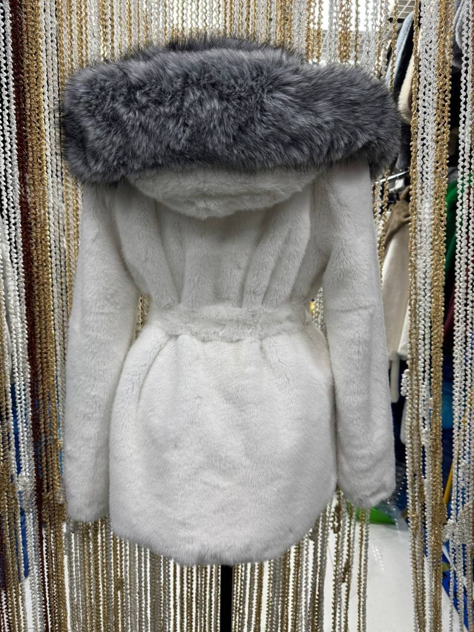 шубка,женская шуба,белая шуба,шуба с капюшоном,шуба из бобрика