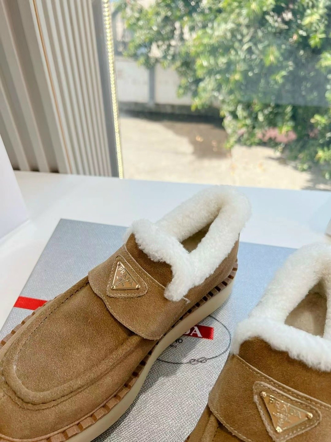 меховые лоферы,,лоферы prada suede,ботинки с мехом,женские меховые