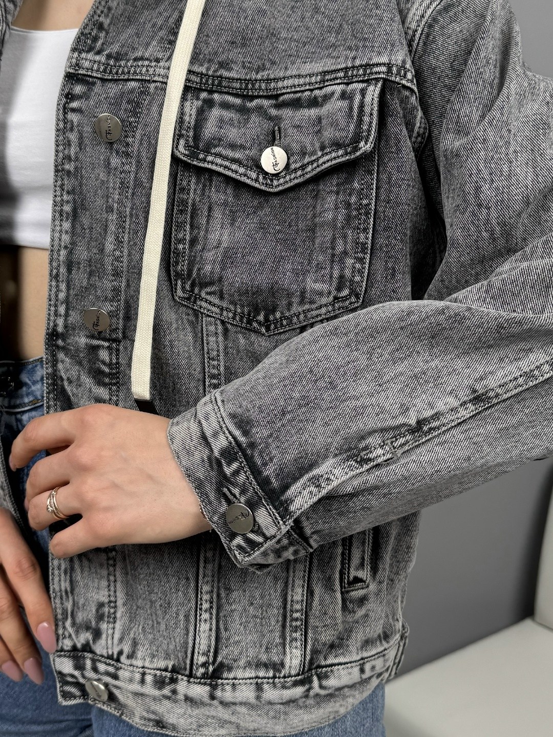 джинсовые куртки женские,женская джинсовая куртка с капюшоном,куртка джинсовая с капюшоном,куртка джинсовая,серая джинсовка женская