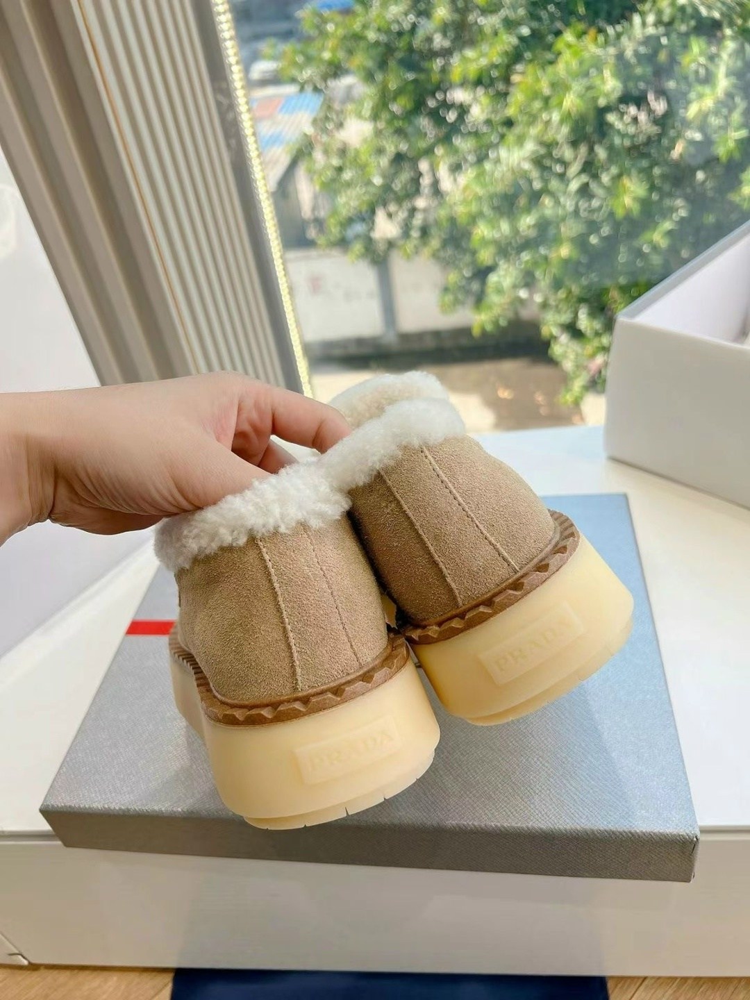 меховые лоферы,,лоферы prada suede,ботинки с мехом,женские меховые