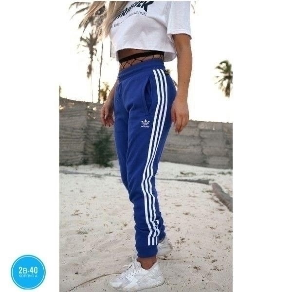 девушка,женские костюмы спортивные,красивая девушка в спортивном костюме,в спортивном костюме,девушка в спортивном костюме