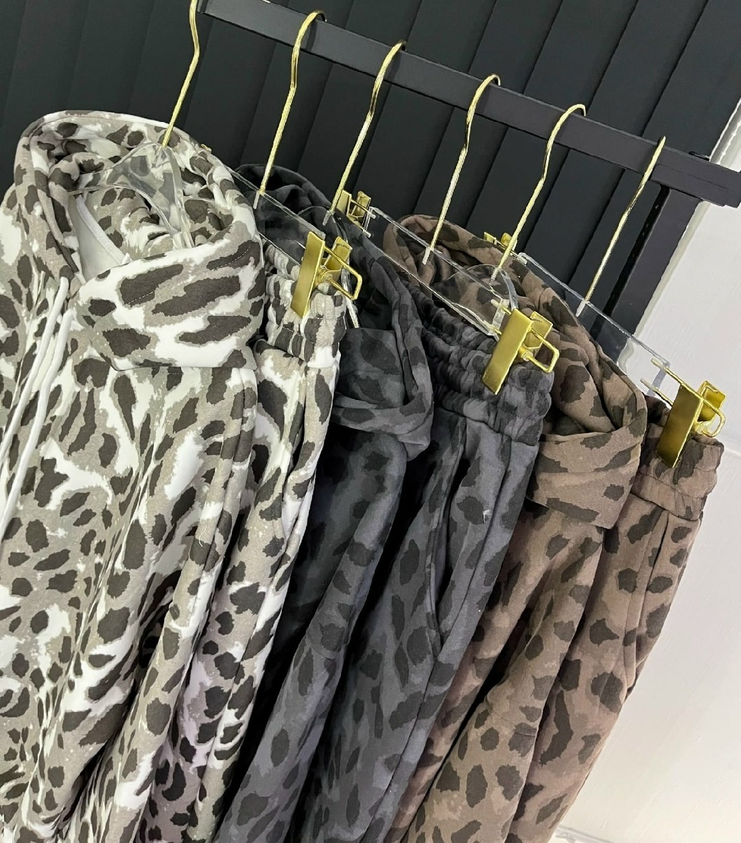 леопардовые костюмы,костюм с принтом,костюм на флисе,теплый костюм,костюмы женские