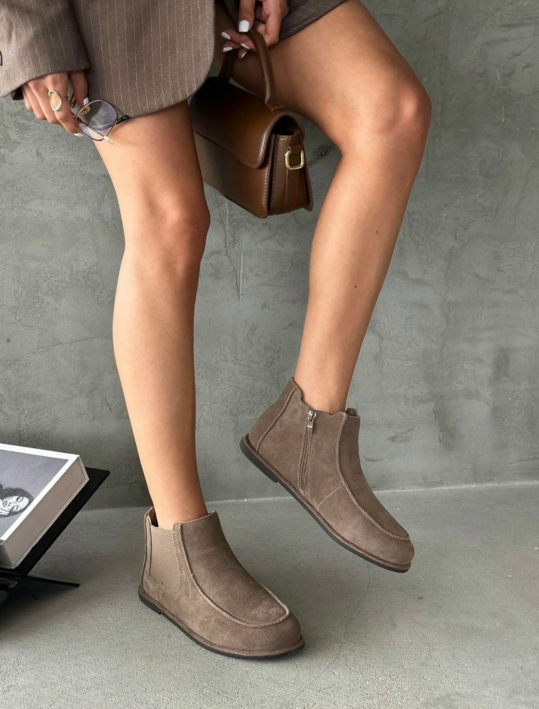 ,обуви,женская ,замшевые ботинки,короткие сапоги