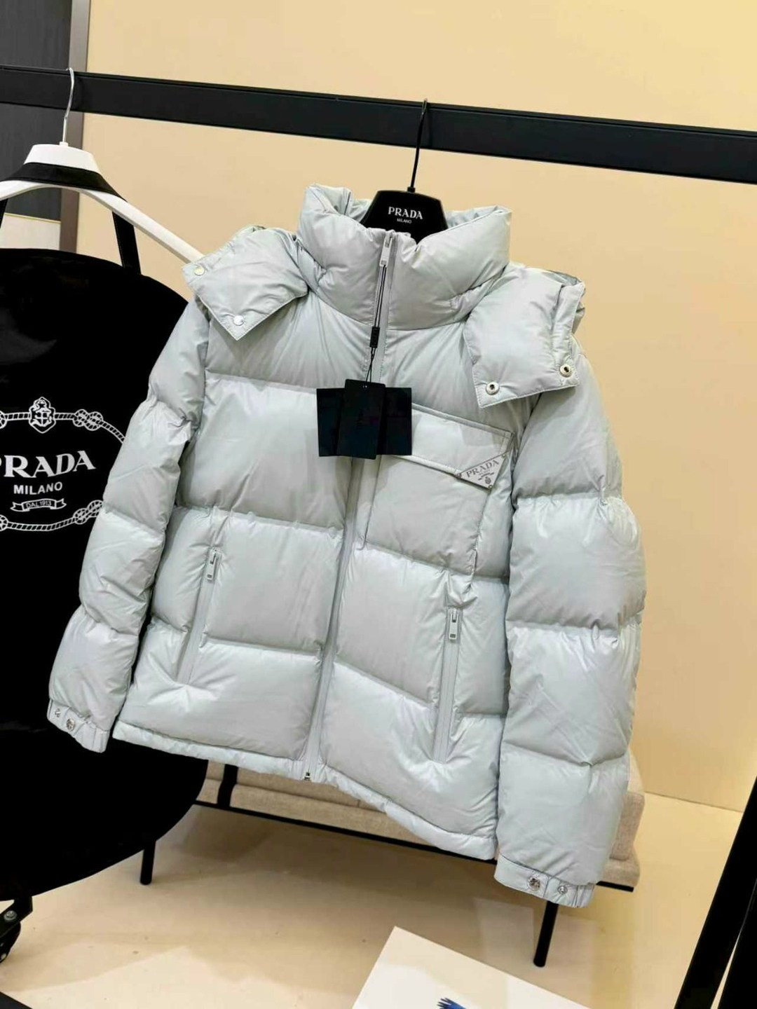 пуховик prada,модные пуховики,куртка пуховик,пуховик повседневный,куртка prada женская белая