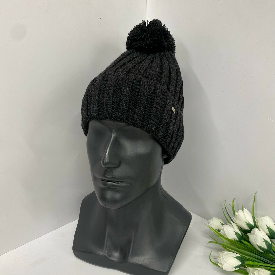 шапка женская,бежевая шапка,шапка вязаная,шапка с помпонами,шапка мужская вязаная