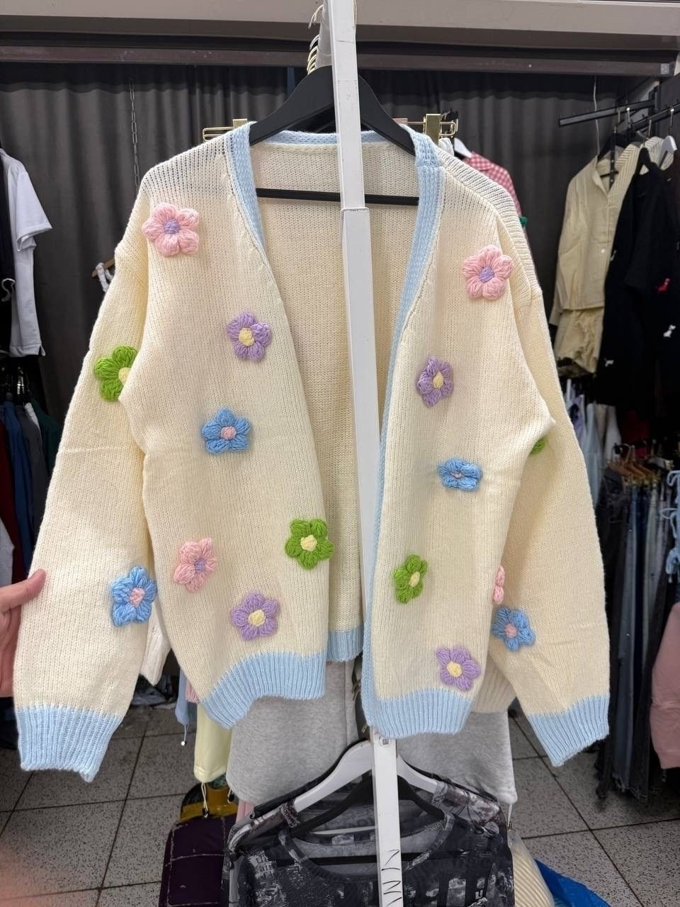 кардиган вязаный,кардиган,кардиган с объемными цветами,кофта кардиган,модные кардиганы