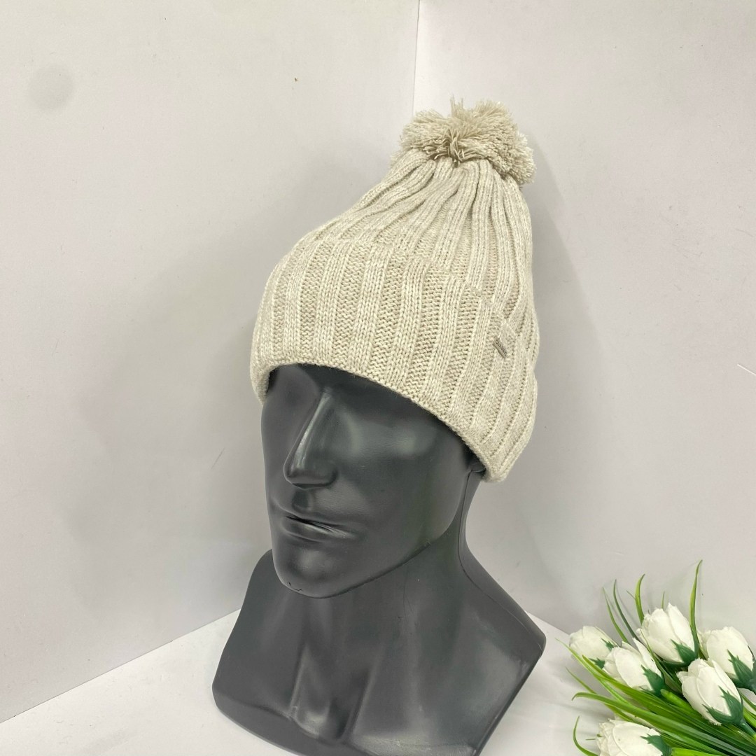 шапка женская,бежевая шапка,шапка вязаная,шапка с помпонами,шапка мужская вязаная