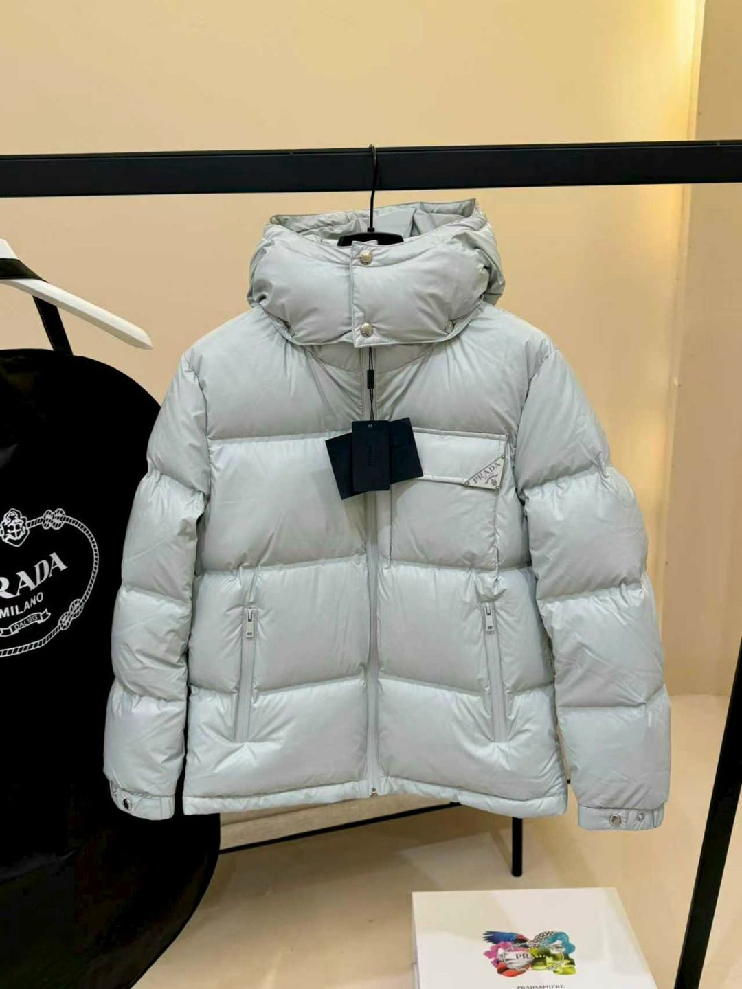 пуховик prada,модные пуховики,куртка пуховик,пуховик повседневный,куртка prada женская белая