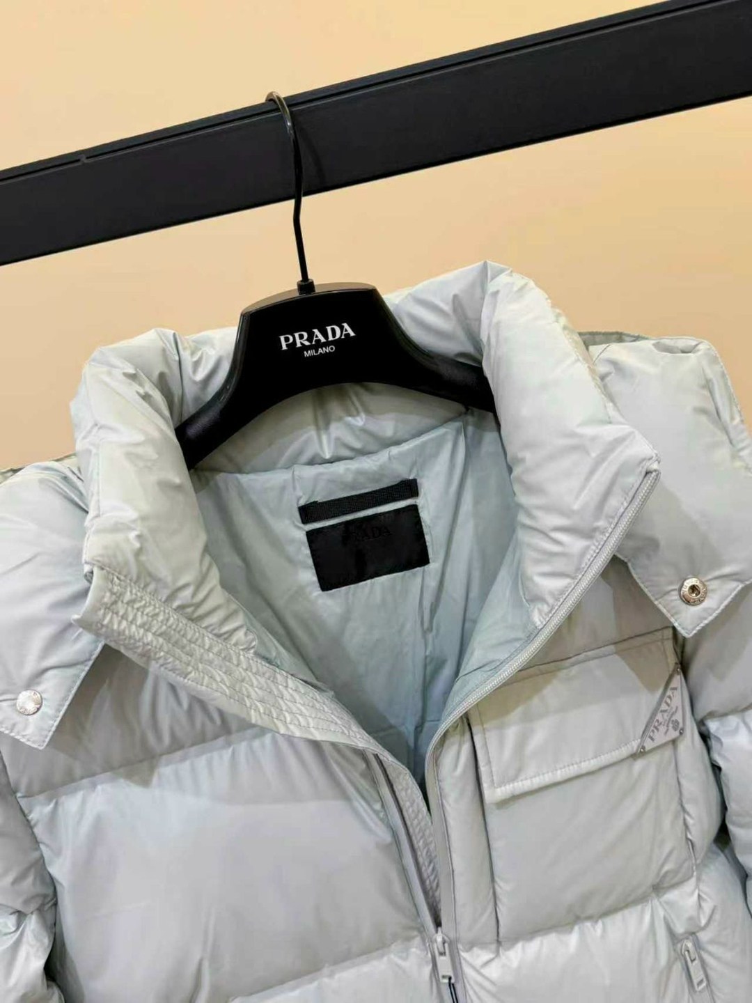 пуховик prada,модные пуховики,куртка пуховик,пуховик повседневный,куртка prada женская белая