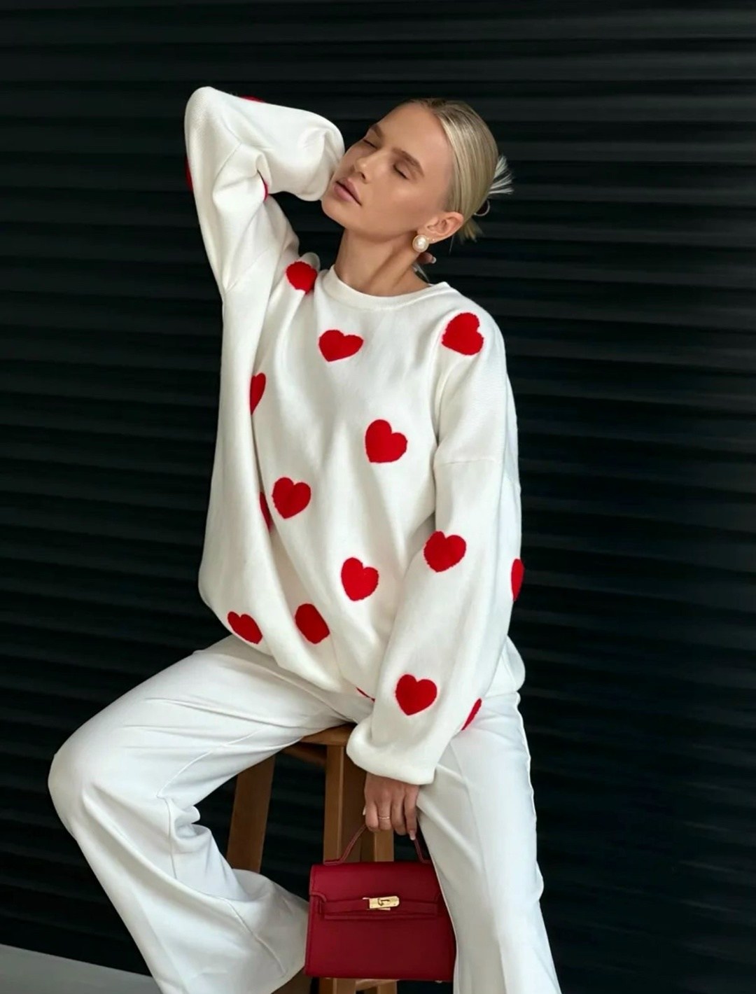 свитер с сердечками,джемпер трикотажный,модные свитера,джемпер с сердечками,свитер оверсайз с сердечками