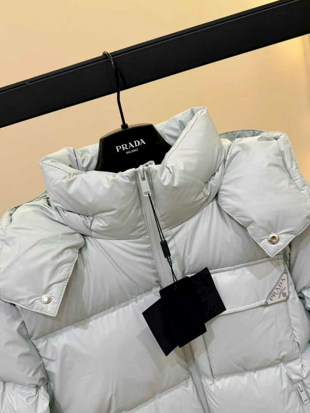 пуховик prada,модные пуховики,куртка пуховик,пуховик повседневный,куртка prada женская белая