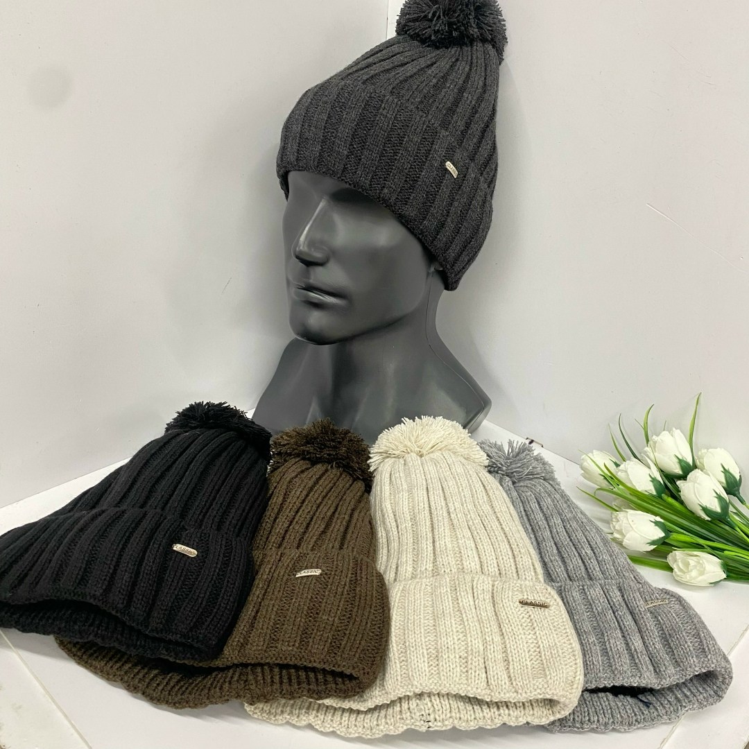 шапка женская,бежевая шапка,шапка вязаная,шапка с помпонами,шапка мужская вязаная